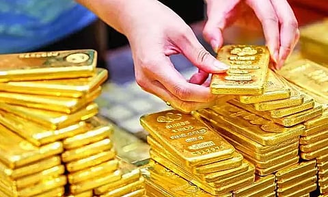 கோவையில் உள்ளாடைக்குள் மறைத்து வைத்து தங்கம் கடத்தல்