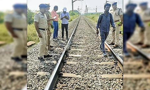 திருத்தணி அருகே தண்டவாளத்தில் கற்களை வைத்த மர்மநபர்கள் - ரெயிலை கவிழ்க்க சதியா? என போலீசார் விசாரணை