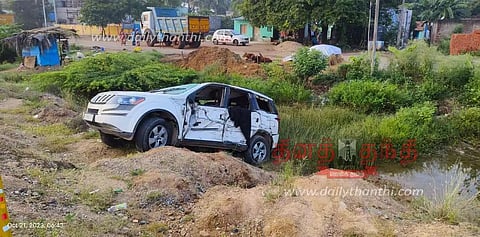 குட்கா கடத்தி வந்த சொகுசு கார் சுற்றுலா பஸ் மீது மோதி விபத்து கடத்தல் கும்பல் தப்பி ஓட்டம்