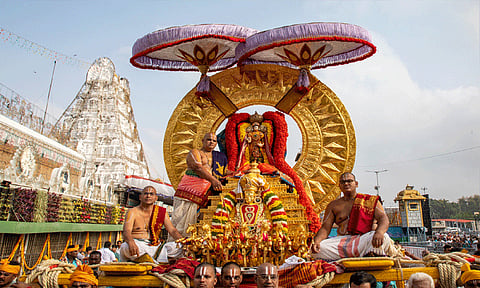 திருப்பதி நவராத்திரி பிரம்மோற்சவம்: சூரிய பிரபை வாகனத்தில் மலையப்ப சுவாமி புறப்பாடு