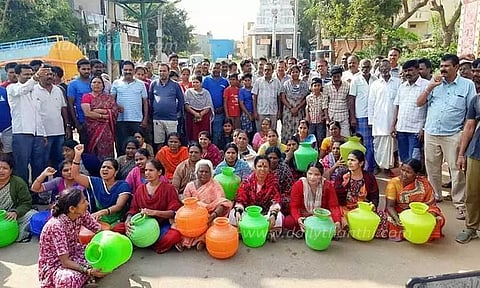 குடிநீர் வினியோகம் சய்ய மாதம் ரூ.500 கேட்கும் ஊழியர்கள்: காலி குடங்களுடன் பொதுமக்கள் போராட்டம்
