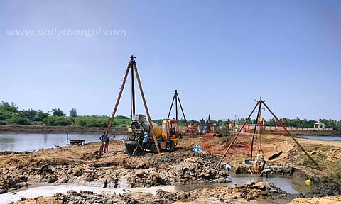 வெள்ளப்பள்ளத்தை 2 கிராமங்களுடன் இணைக்க ரூ.14 கோடியில் பாலங்கள் கட்டும் பணி