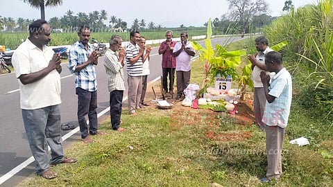 பாப்பிரெட்டிப்பட்டி பகுதியில் மைல் கல்லுக்கு பூஜை நடத்திய சாலை பணியாளர்கள்