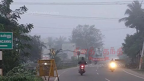 கடும் பனிப்பொழிவால் முகப்பு விளக்கை எரியவிட்டு சென்ற வாகனங்கள்