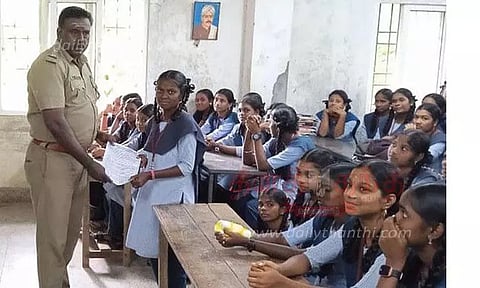 திருநள்ளாறு பெண்கள் மேல்நிலைப் பள்ளியில் சைபர் கிரைம் போலீசார் விழிப்புணர்வு நிகழ்ச்சி