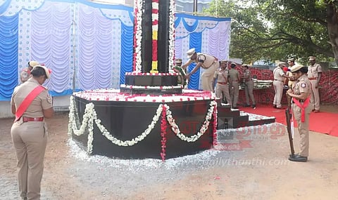 வீரமரணம் அடைந்த போலீசாருக்கு மலர் அஞ்சலி