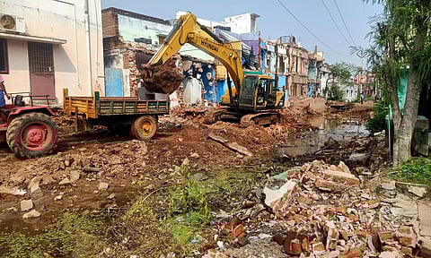 தேனி ராஜவாய்க்காலில் கட்டிட கழிவுகளை அகற்றி தூர்வாரும் பணிகள் தீவிரம்