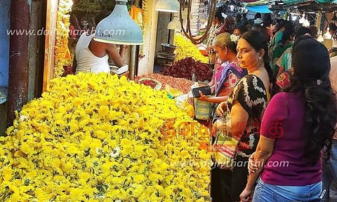 ஆயுத பூஜையையொட்டி பூக்கள் விலை கிடுகிடு உயர்வு