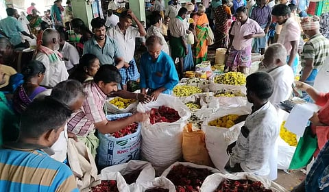 திண்டுக்கல் மார்க்கெட்டில் பூக்கள் விலை கிடு, கிடு உயர்வு