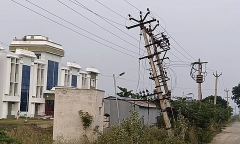 ஆபத்தான நிலையில் சாய்ந்து நின்று அச்சுறுத்தி வரும் மின்மாற்றி