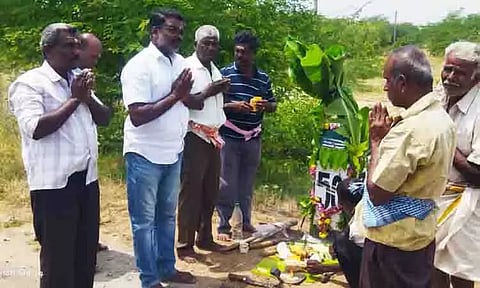 மைல்கல்லுக்கு படையலிட்டு ஆயுதபூஜை கொண்டாடிய சாலைப்பணியாளர்கள்