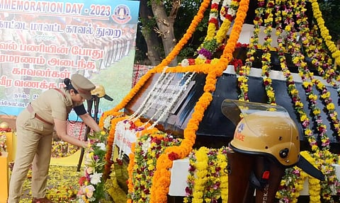 நினைவு ஸ்தூபிக்கு போலீஸ் சூப்பிரண்டு மலர் வளையம் வைத்து அஞ்சலி