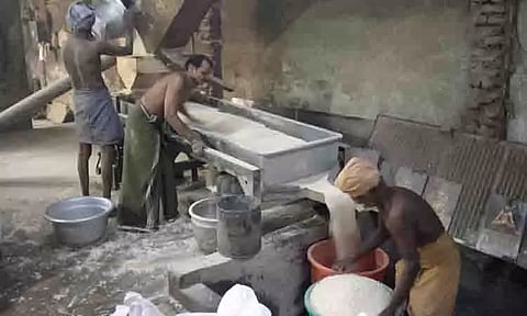 ஆயுதபூஜையையொட்டி பொரி தயாரிக்கும் பணி தீவிரம்