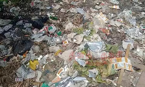 சாலையோரம் கொட்டப்படும் குப்பைகள்