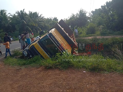 வாய்க்காலில் லாரி கவிழ்ந்து விபத்து