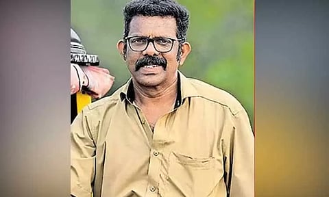 குப்பை தொட்டியில் வீசிய லாட்டரி சீட்டுக்கு ரூ.1 கோடி பரிசு; அதிர்ஷ்டக்காரரான ஆட்டோ டிரைவர்