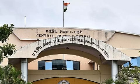 சென்னை புழல் சிறையில் பெண் கைதி தூக்குப்போட்டு தற்கொலை..!