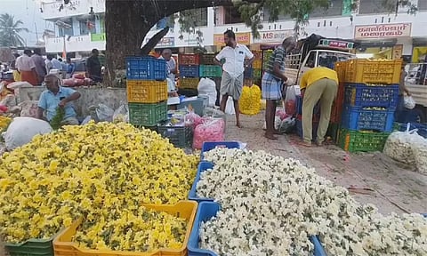 ஆயுத பூஜையை முன்னிட்டு பூக்களின் விலை கிடுகிடு உயர்வு