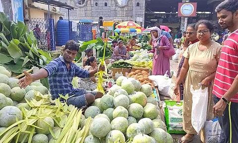 கோயம்பேடு மார்கெட்டில் ஆயுத பூஜை விற்பனை மும்முரம்