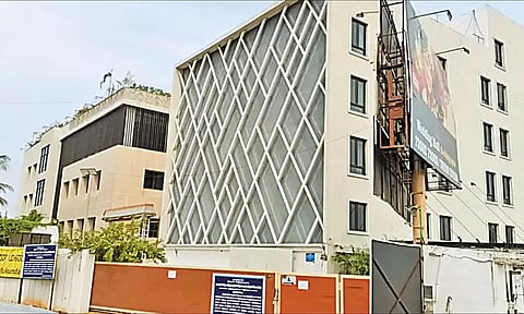 பூந்தமல்லி அருகே கோவிலுக்கு சொந்தமான ரூ.100 கோடி நிலம் மீட்பு - ஓட்டல், திருமண மண்டபத்துக்கு 'சீல்'