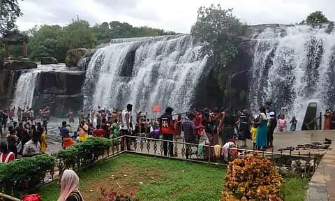 திற்பரப்பு அருவியில் சீரான நீர்வரத்து; 10 நாட்களுக்குப் பிறகு சுற்றுலா பயணிகளுக்கு அனுமதி