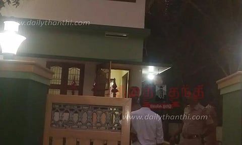 ஆளில்லாத வீட்டில் ஜன்னல் கம்பியை வளைத்து திருட முயற்சி