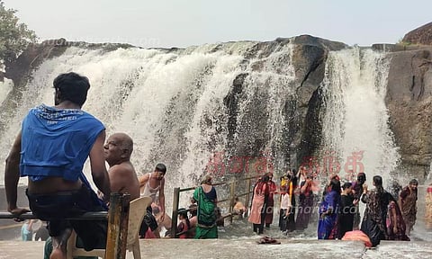 வெள்ளப்பெருக்கு குறைந்ததால் திற்பரப்பு அருவியில் குளிக்க அனுமதி