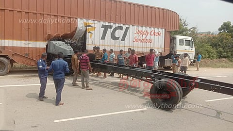 சூளகிரி அருகேகன்டெய்னர் லாரி விபத்தில் சிக்கியதுபோக்குவரத்து பாதிப்பு