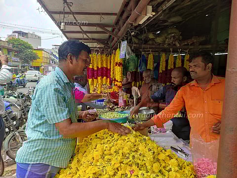 மயிலாடுதுறை கடைவீதியில் பூஜை பொருட்கள் வாங்க குவிந்த மக்கள்