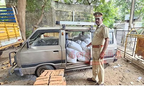 வேனில் கடத்திய மணல் மூட்டைகள் பறிமுதல்