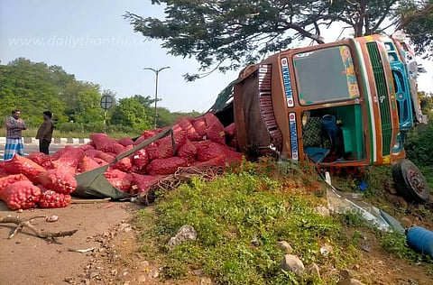 தொப்பூர் கணவாயில்லாரி கவிழ்ந்து டிரைவர் படுகாயம்
