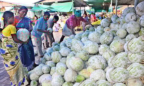 கடைவீதிகளில் பூஜை பொருட்கள் வாங்க குவிந்த மக்கள்