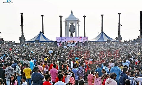 ஆடல், பாடல்களுடன் இளைஞர்கள் கொண்டாடிய 'ஹேப்பி ஸ்ட்ரீட்'