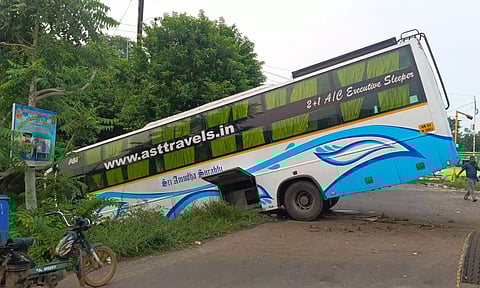 வேடசந்தூர் அருகே சாலையோர பள்ளத்தில் பாய்ந்த ஆம்னி பஸ்