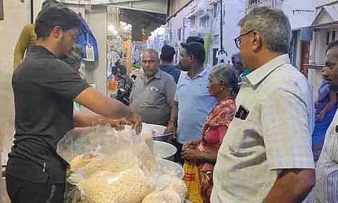 ஆயுத பூஜை பொருட்கள் வாங்க பொதுமக்கள் கூட்டம் அலைமோதல்