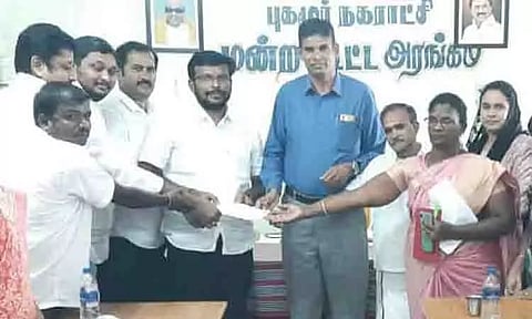 புகழூர் நகராட்சி சந்தைக்குள் கேமராக்கள் அமைக்க நிதி