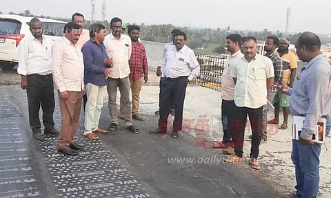 சாலை விரிவாக்க பணிகளை அதிகாரி ஆய்வு