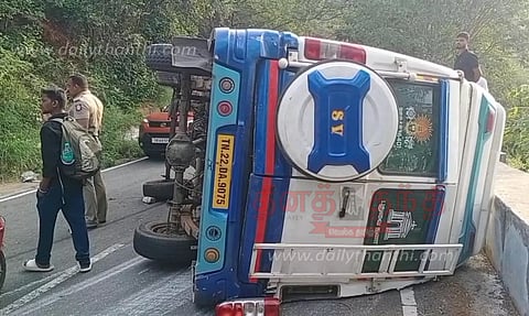 சுற்றுலா வேன் கவிழ்ந்து விபத்து