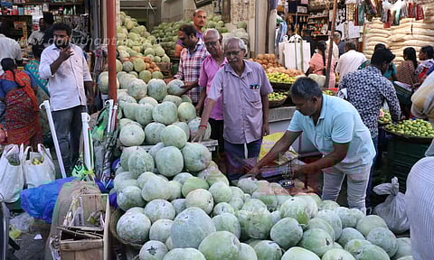 சேலத்தில் பூஜை பொருட்கள் விற்பனை மும்முரம்