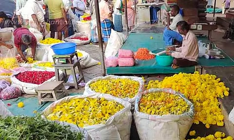 பூக்கள் விற்பனை மும்முரம்