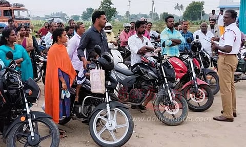 வாகன ஓட்டிகளுக்கு விழிப்புணர்வு