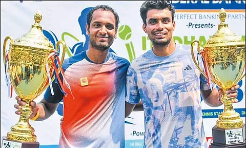 பட்டம் வென்ற ராம்குமார் (இடது), 2-வது இடம் பிடித்த திக்விஜய்