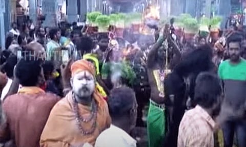 குலசேகரன்பட்டினம் தசரா திருவிழா... பக்தர்கள் ஆடிப்பாடி தரிசனம்