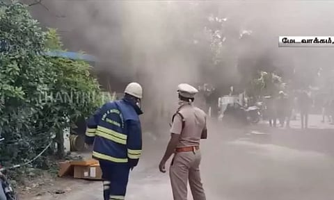 சென்னையில் மின்சாதன பொருட்கள் கிடங்கில் தீ விபத்து - ஒரு மணி நேர போராட்டத்துக்குப் பிறகு தீ அணைப்பு