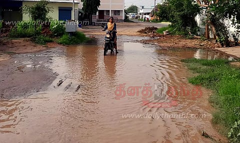 நாமக்கல் பெரியூர் பகுதியில்குழாய் உடைந்து வீணாகும் குடிநீர் சாலையில் தேங்குவதால் பொதுமக்கள் அவதி