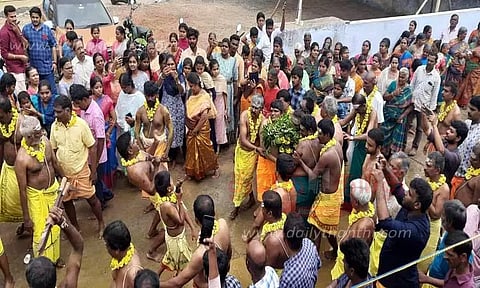 உடலில் கத்தி போட்டு ஊர்வலமாக சென்ற பக்தர்கள்