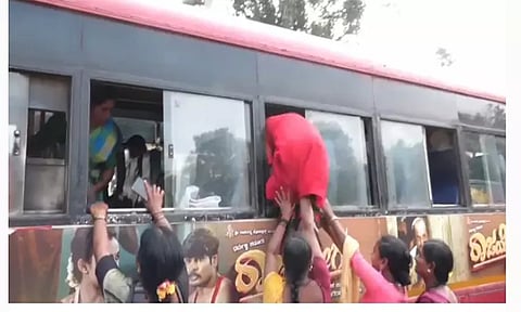 நவராத்திரியையொட்டி அரசு பஸ்களில் அலைமோதிய பெண்கள் கூட்டம்