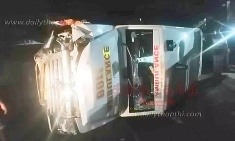 நடுரோட்டில் கவிழ்ந்த ஆம்புலன்ஸ்; 2 பேர் படுகாயம்