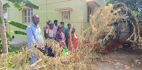 முட்களை போட்டு பாதை அடைப்பு; 2 குடும்பத்தினர் அவதி