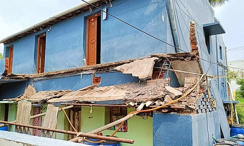 வீட்டின் பால்கனி சுவர் இடிந்து விழுந்து பெண் காயம்